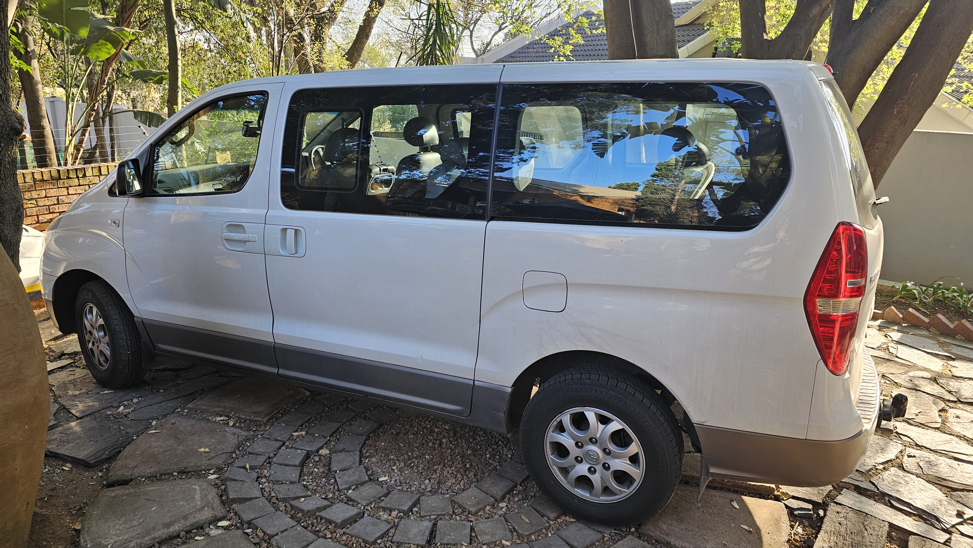 Hyundai H1 2.5 CRDi AT 9 Seater Touring & Safari
